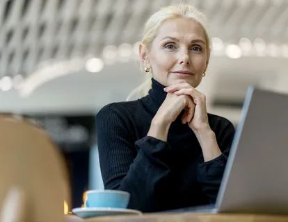 Mujer aprendiendo qué es un negocio digital desde casa.