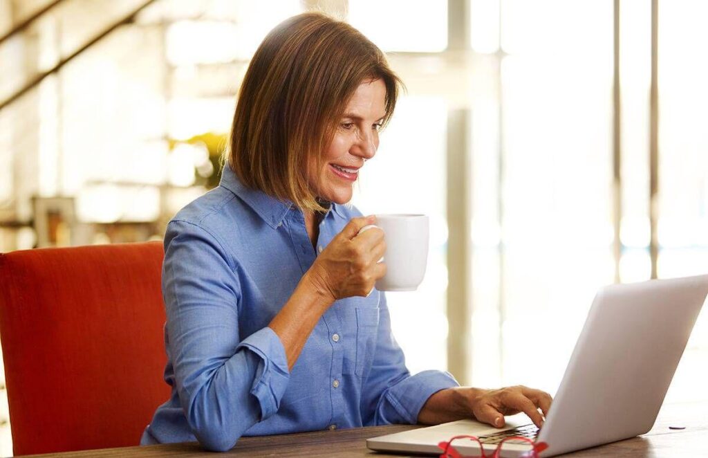 Que es la inteligencia artificial: mujer aprendiendo IA en una computadora.
