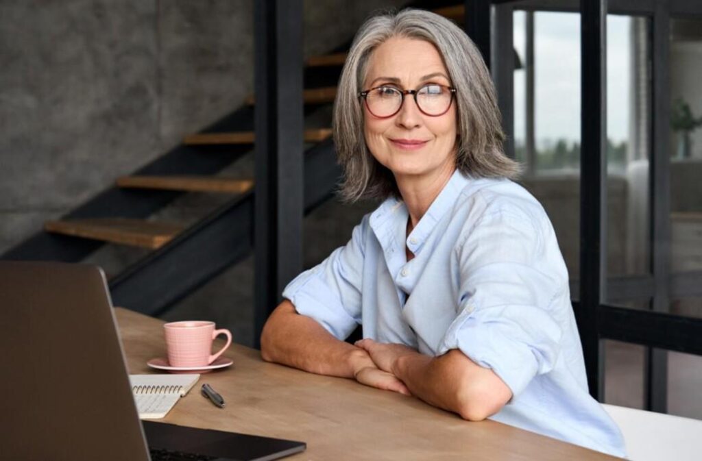 Mujer madura construyendo su marca personal desde casa