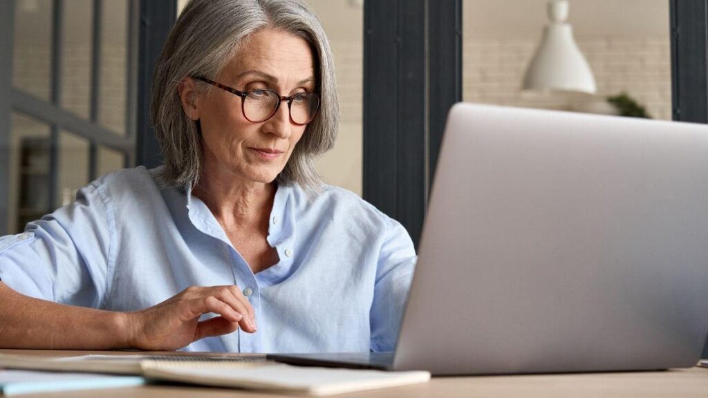 Mujer creando contenido para su marca personal