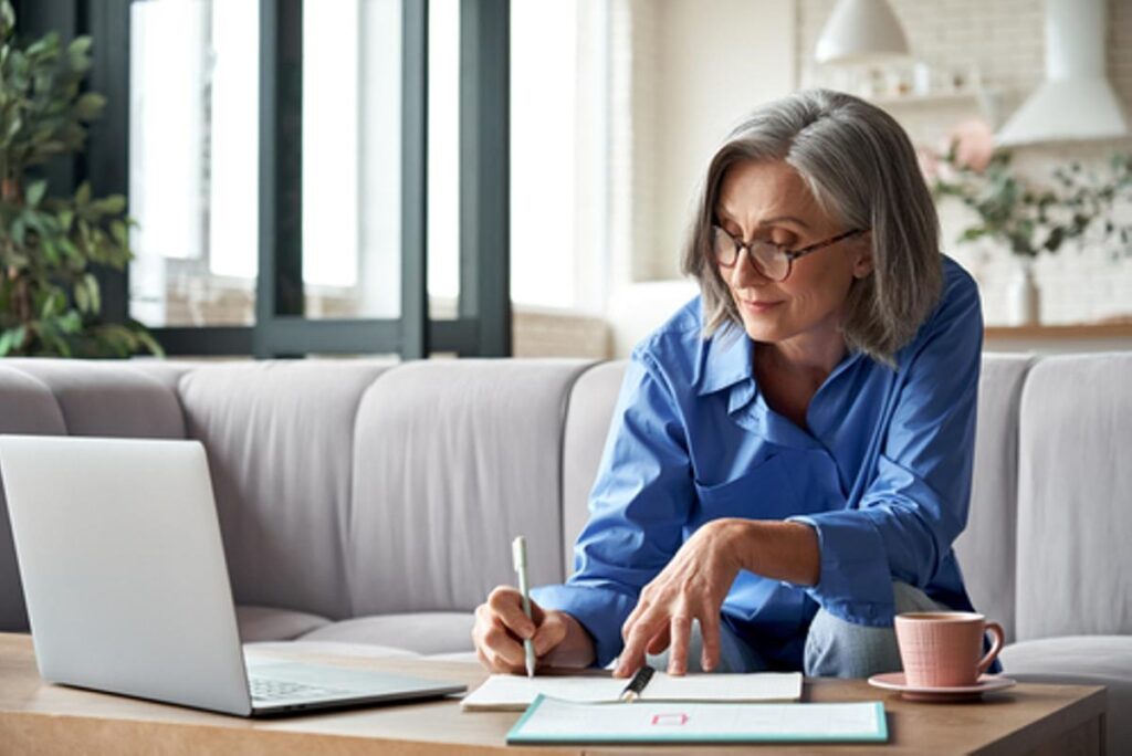 Mujer planificando contenido para su marca personal