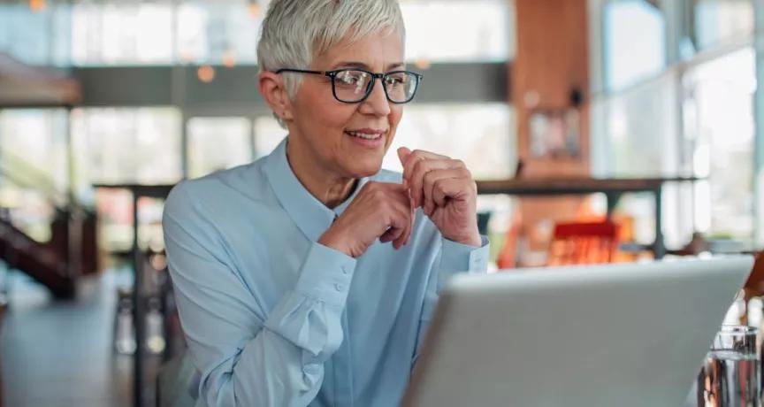 Mujer madura construyendo nuevas oportunidades profesionales