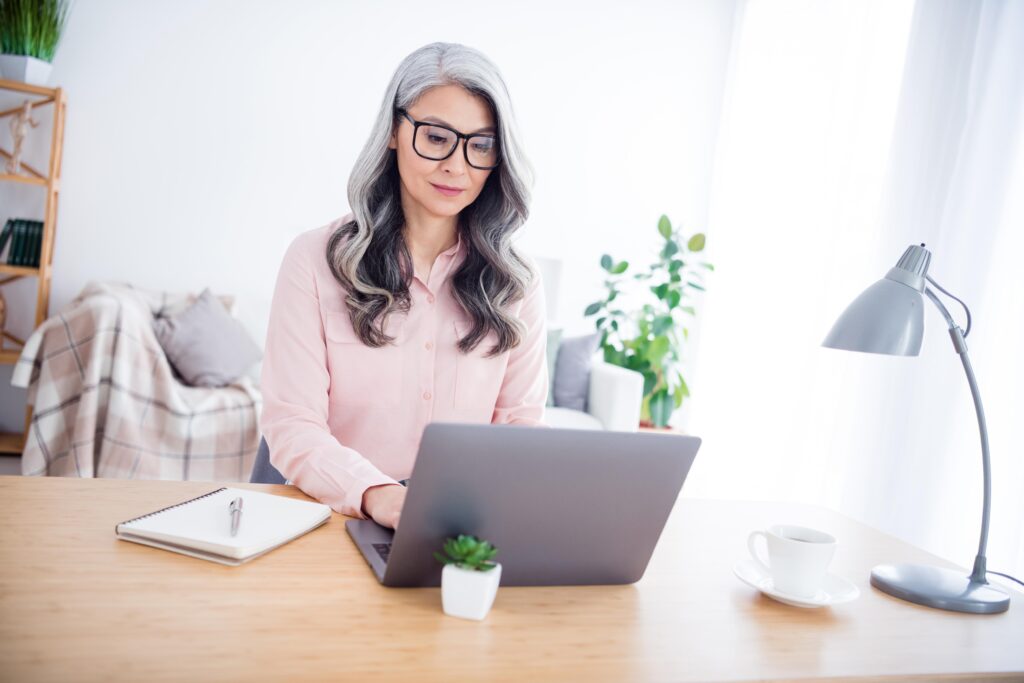 mujer aprendiendo cómo escribir prompts para la inteligencia artificial