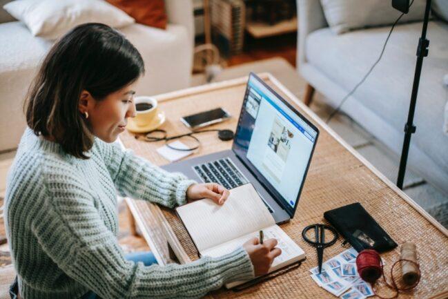 Mujer analizando sus habilidades para reinventarse profesionalmente