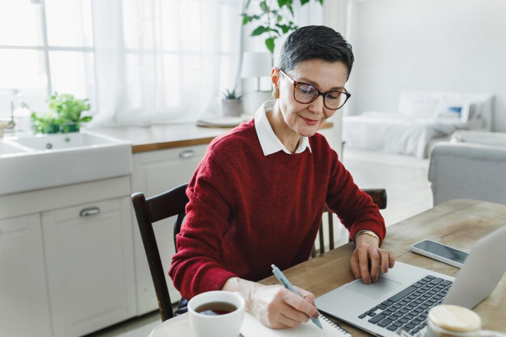 mujer revisando respuestas de inteligencia artificial y tomando notas